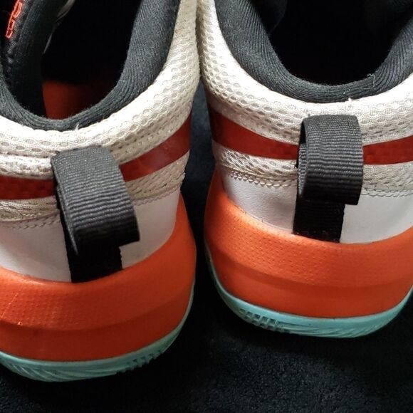 NIKEāTEAMāHUSTLEĀ D8āBASKETBALLāSHOES,āSIZEā5 - Picture 4 of 11